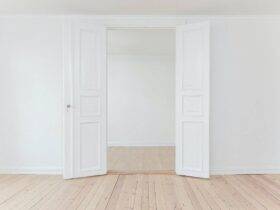 piękne białe drzwi w wyremontowanym mieszkaniu